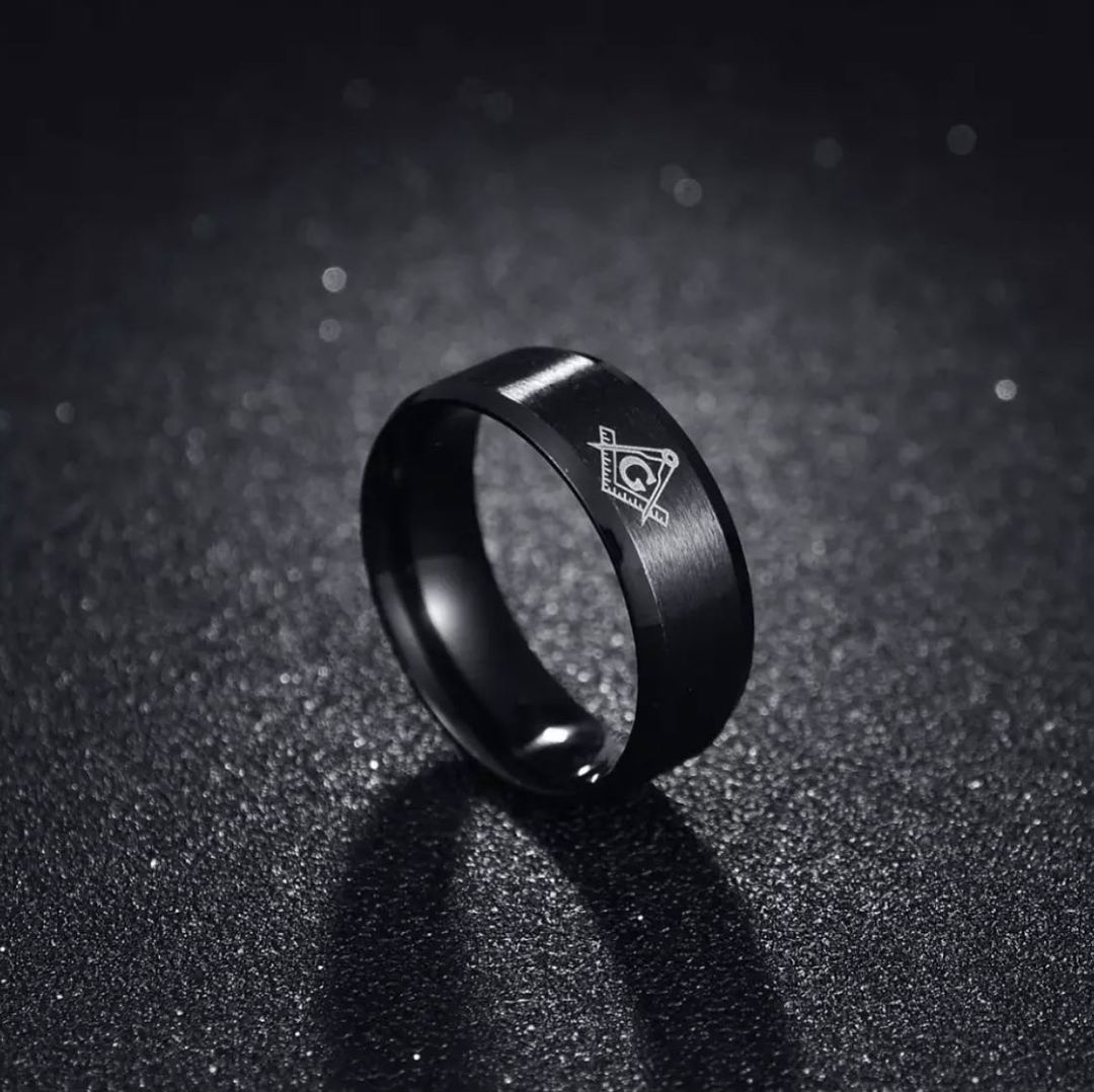 ANILLO LISO CON DISEÑO EN ACERO INOXIDABLE