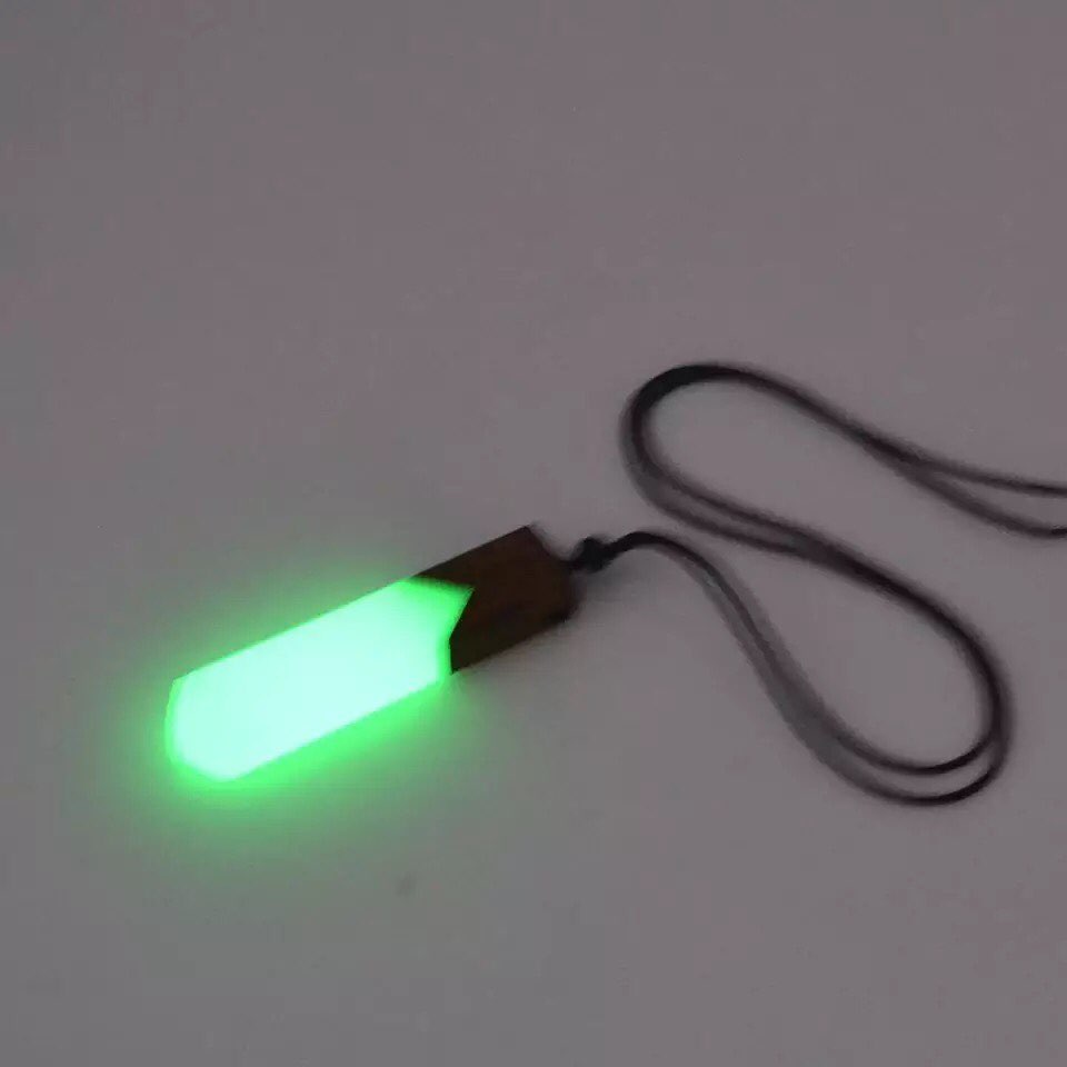 COLLAR DE RESINA MADERA INCRUSTADA BRILLAN EN LA OSCURIDAD