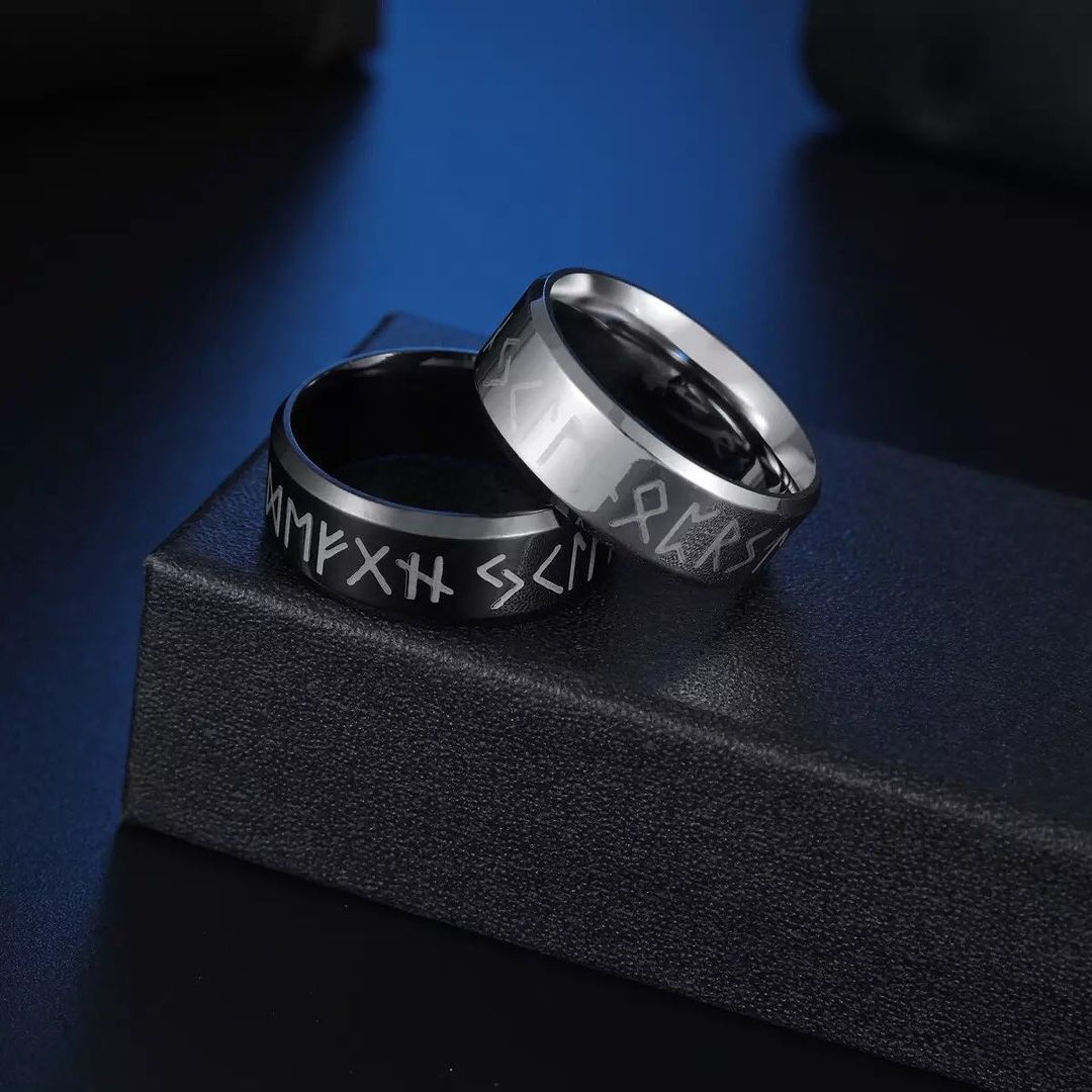ANILLO LISO CON DISEÑO EN ACERO INOXIDABLE