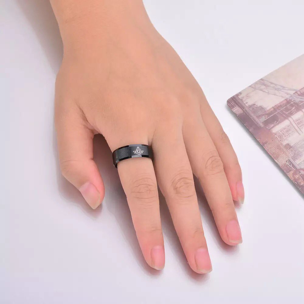 ANILLO LISO CON DISEÑO EN ACERO INOXIDABLE