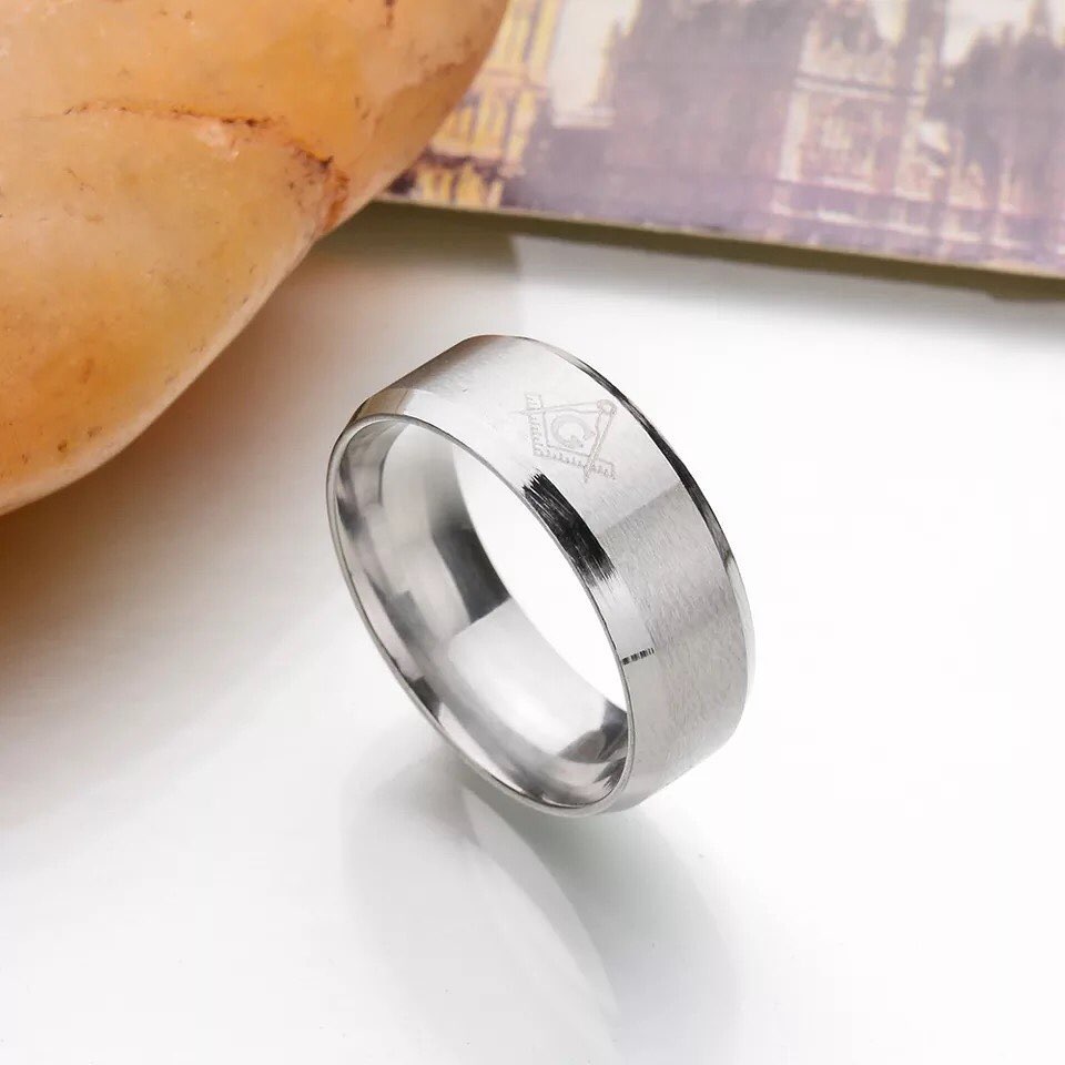 ANILLO LISO CON DISEÑO EN ACERO INOXIDABLE
