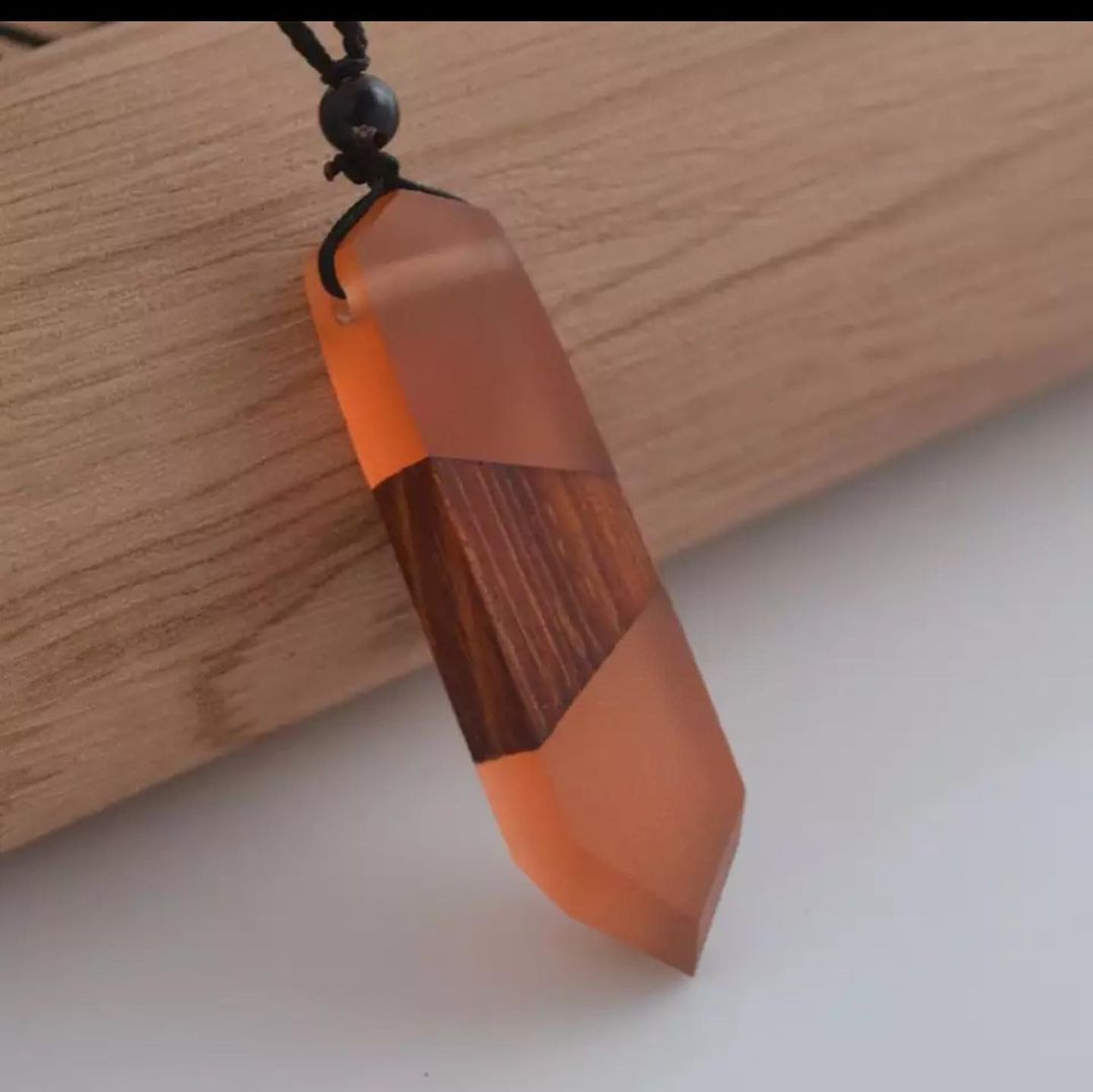 COLLAR MADERA INCRUSTADA PIRAMIDAL