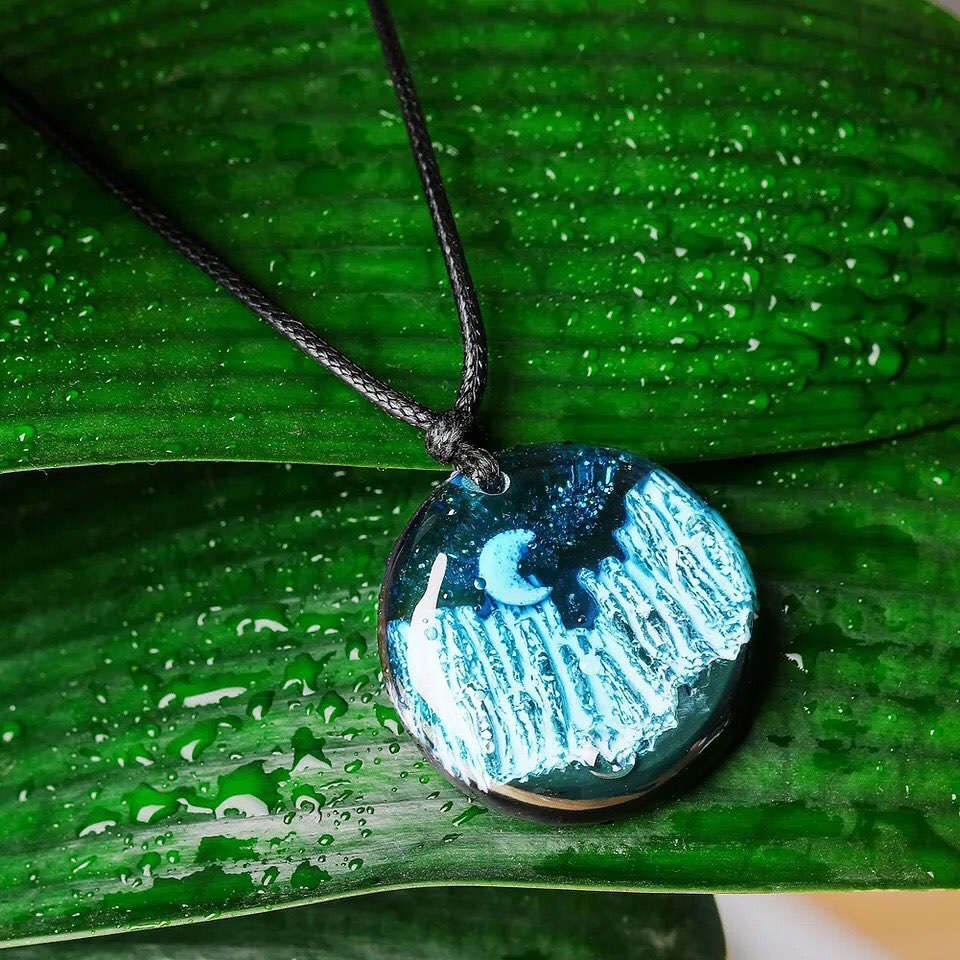 COLLAR LUNA Y MONTANAS DE RESINA