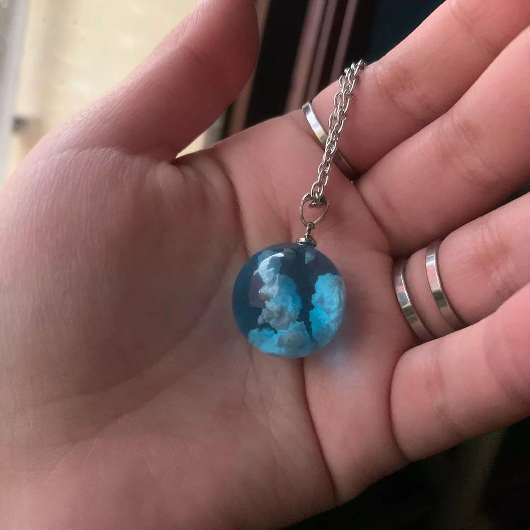 COLLAR CIELO AZUL CON NUBES 3D