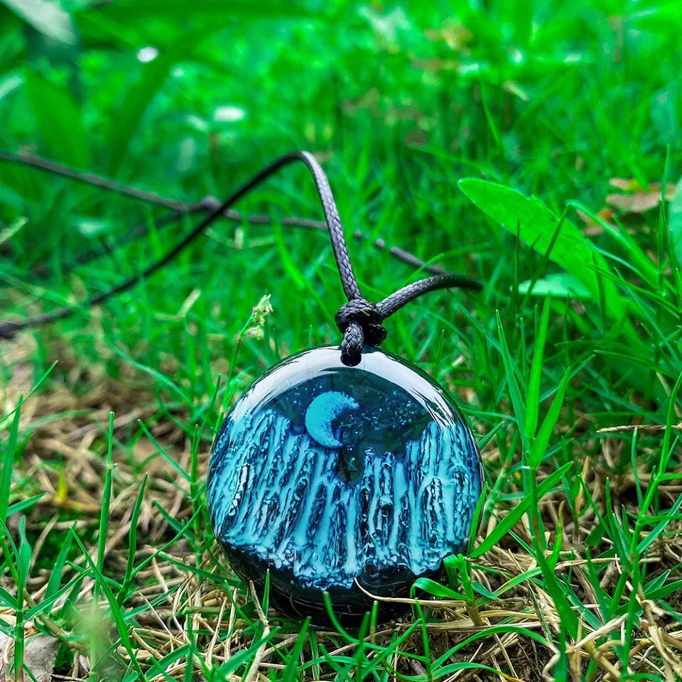 COLLAR LUNA Y MONTANAS DE RESINA