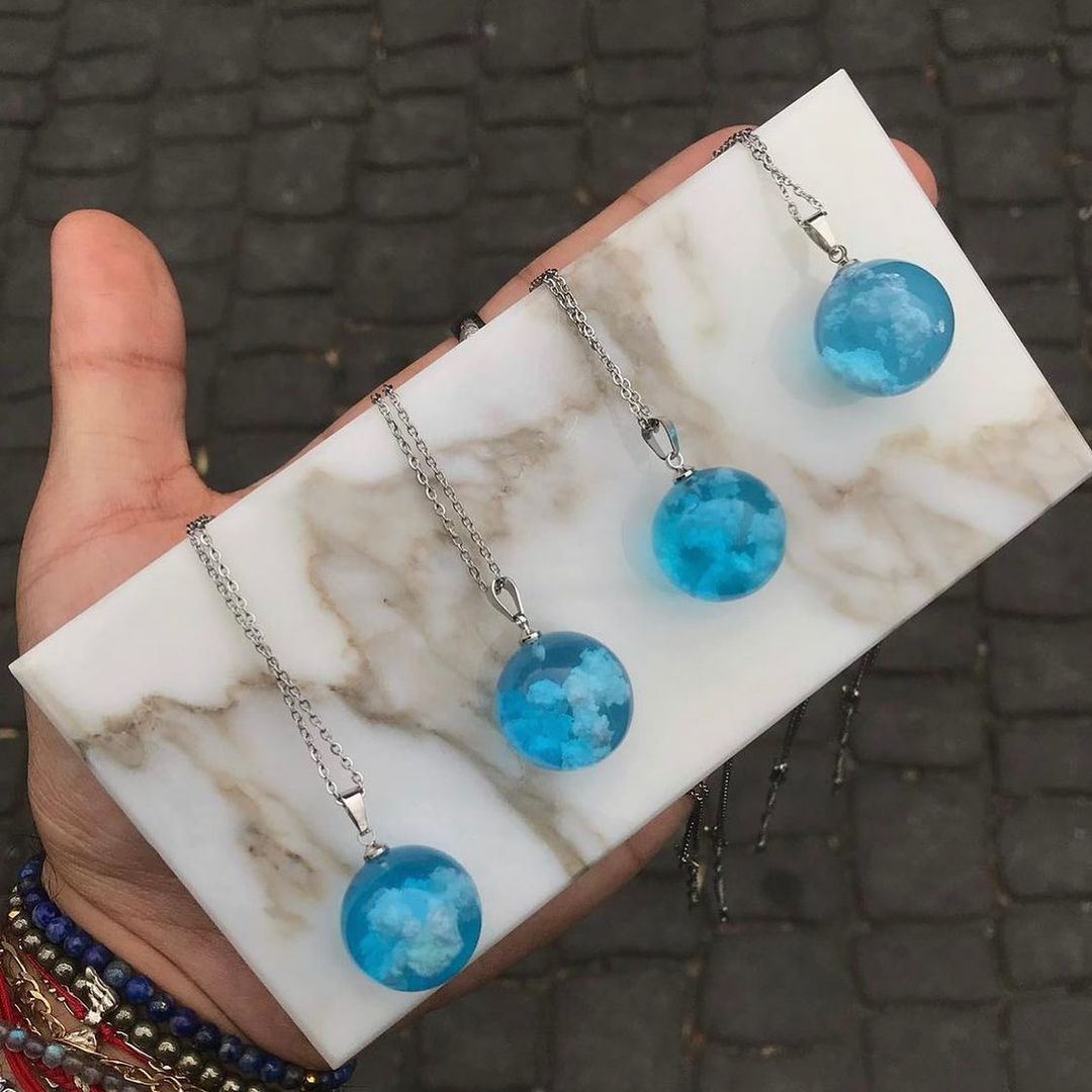 COLLAR CIELO AZUL CON NUBES 3D
