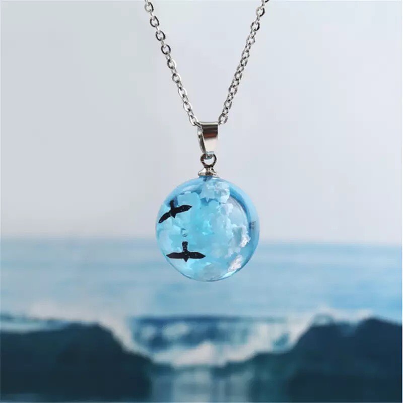 COLLAR CIELO AZUL CON NUBES 3D