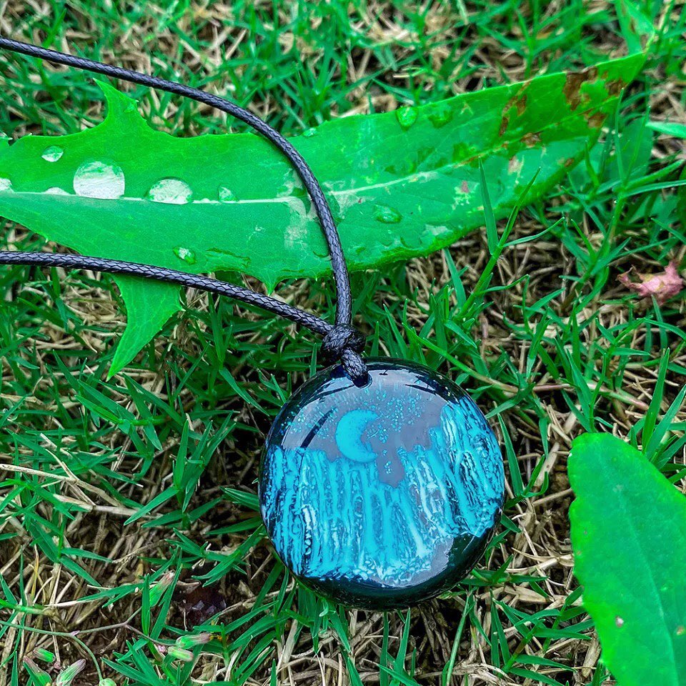 COLLAR LUNA Y MONTANAS DE RESINA