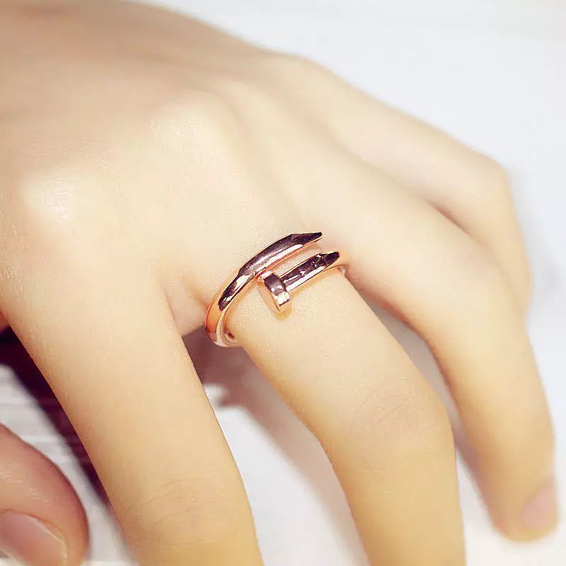 ANILLO DISENO DE CLAVO MINIMALISTA
