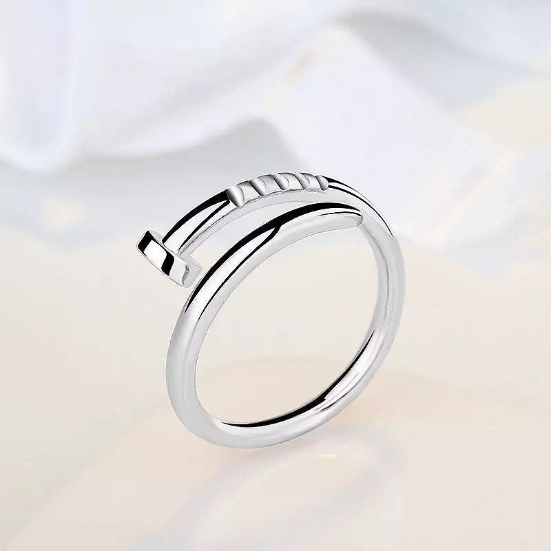 ANILLO DISENO DE CLAVO MINIMALISTA