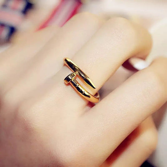 ANILLO DISENO DE CLAVO MINIMALISTA