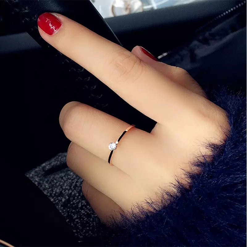 ANILLO MINIMALISTA CRISTAL ACERO DE TITANIO