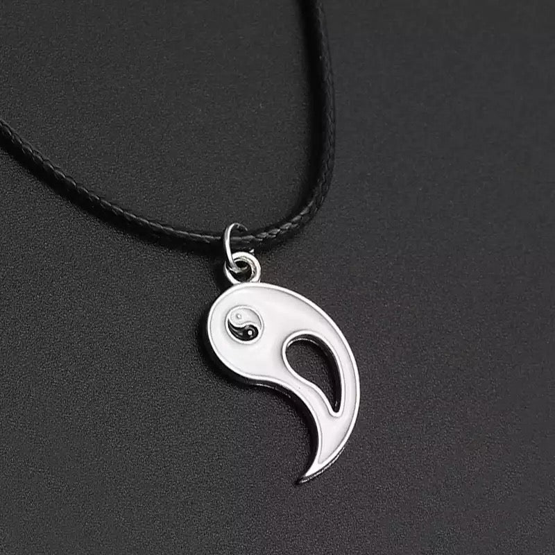 COLLARES YIN YANG DISEÑO ABIERTO CORDÓN LEATHER