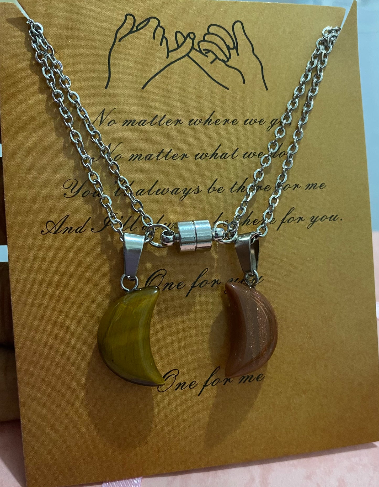 PAR COLLARES LUNA DE CUARZO MAGNÉTICOS