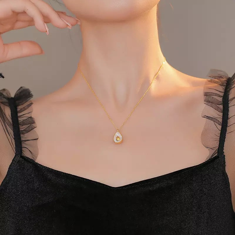 COLLAR FEMENINO AGUACATE MINIMALISTA