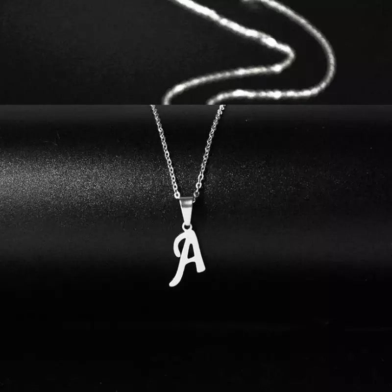 COLLAR DE INICIALES MINIMALISTA