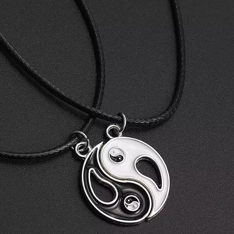 COLLARES YIN YANG DISEÑO ABIERTO CORDÓN LEATHER