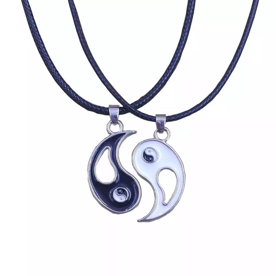 COLLARES YIN YANG DISEÑO ABIERTO CORDÓN LEATHER