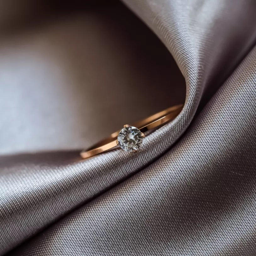 ANILLO MINIMALISTA CRISTAL ACERO DE TITANIO