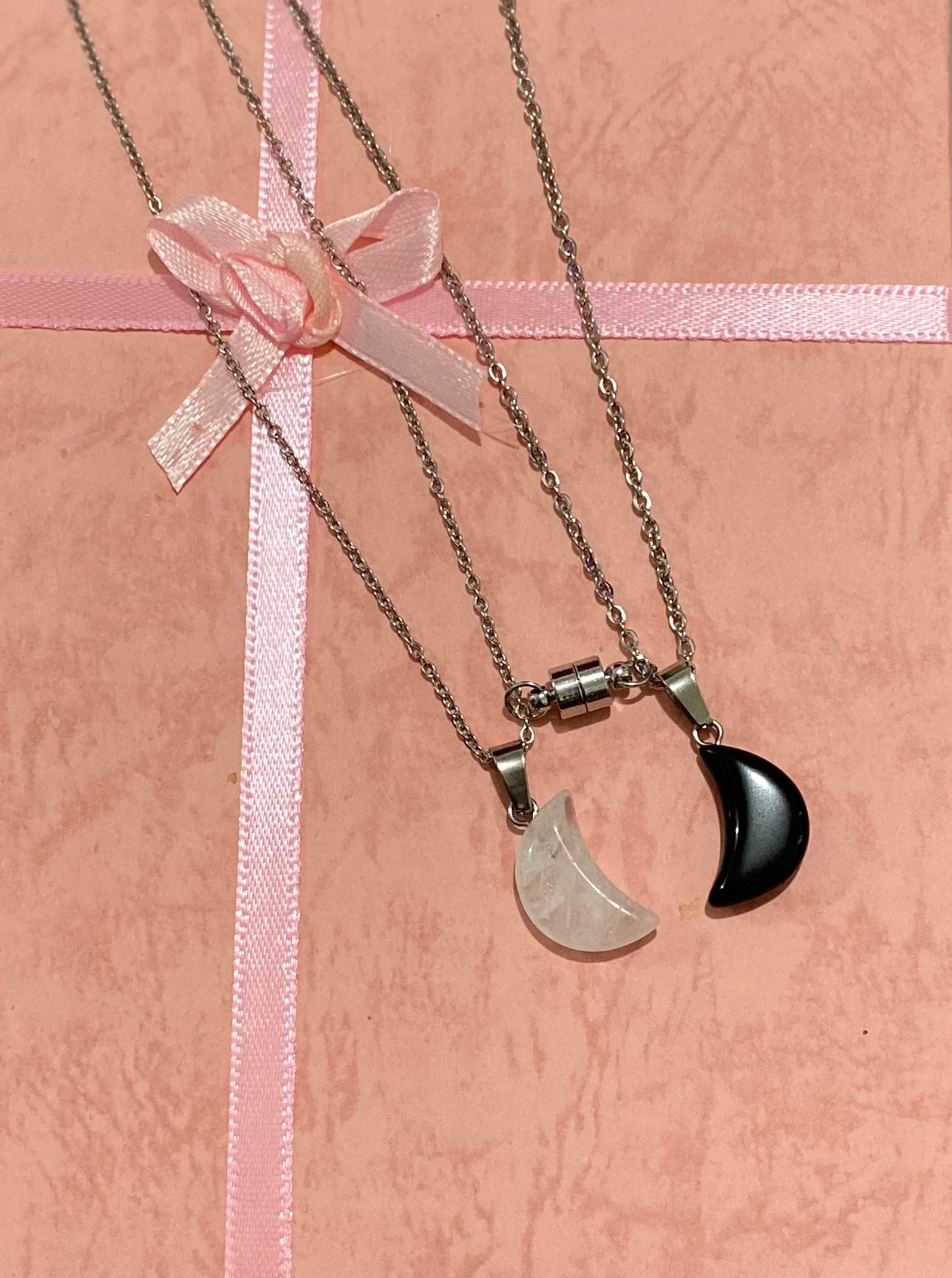 PAR COLLARES LUNA DE CUARZO MAGNÉTICOS