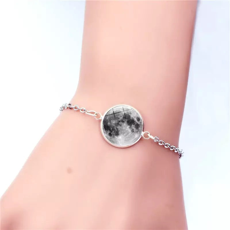 BRAZALETE LUNA LLENA MINIMALISTA EN LA OSCURIDAD