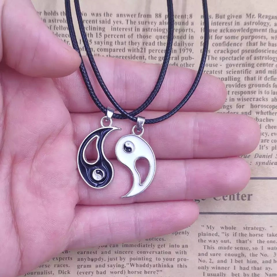 COLLARES YIN YANG DISEÑO ABIERTO CORDÓN LEATHER