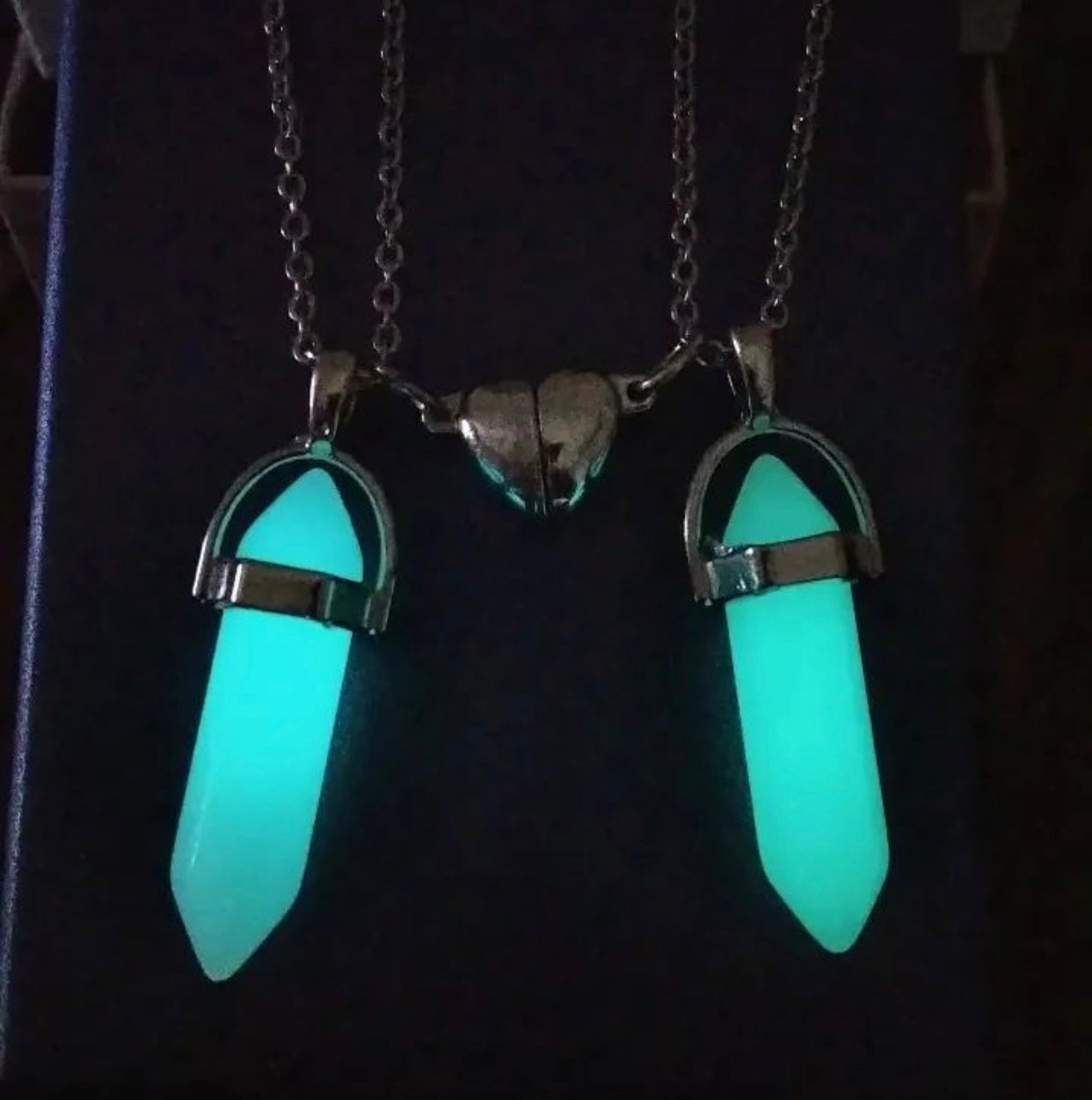 PAR COLLARES DE CUARZO BRILLA EN LA OSCURIDAD IMAN