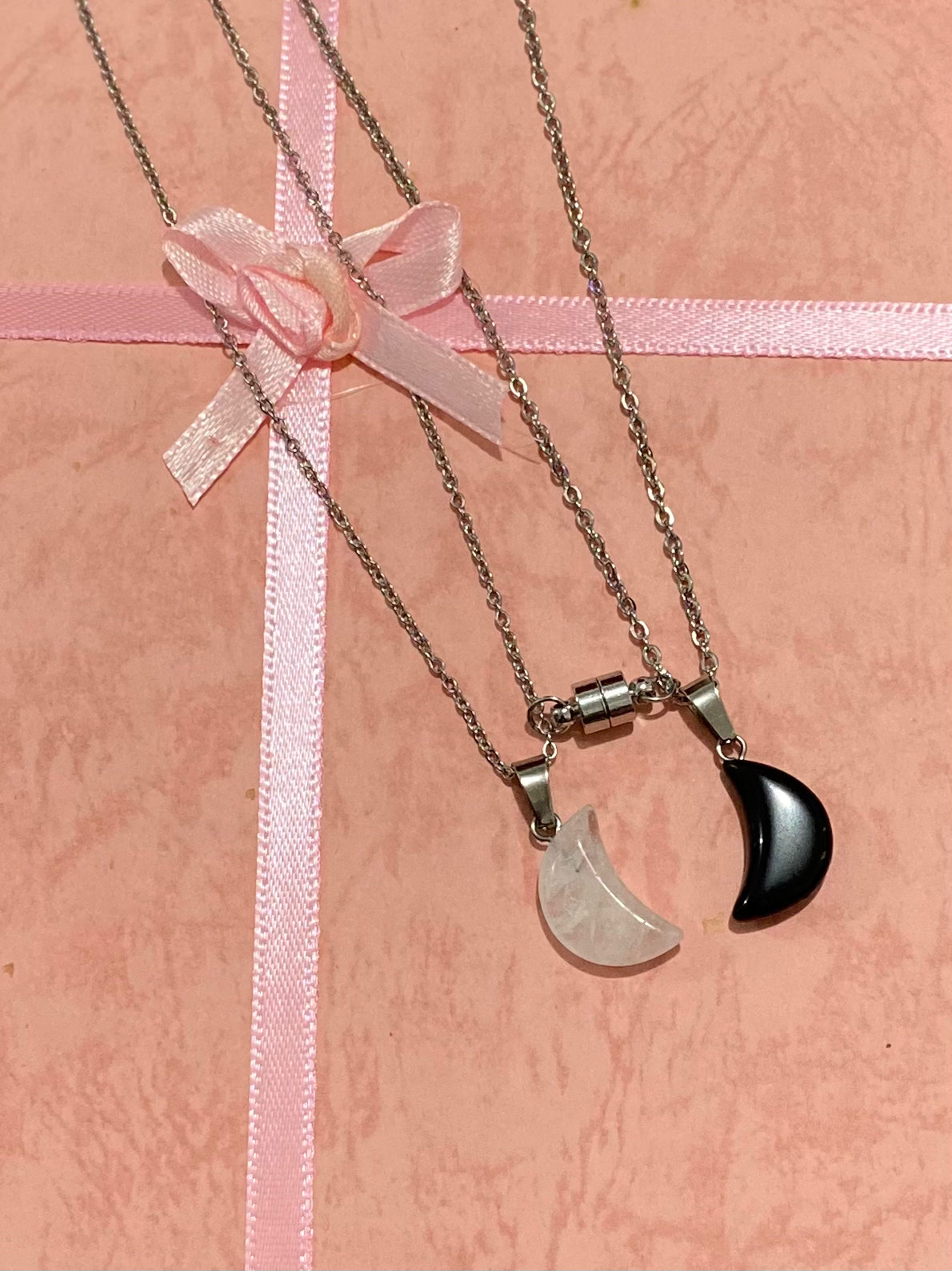 PAR COLLARES LUNA DE CUARZO MAGNÉTICOS