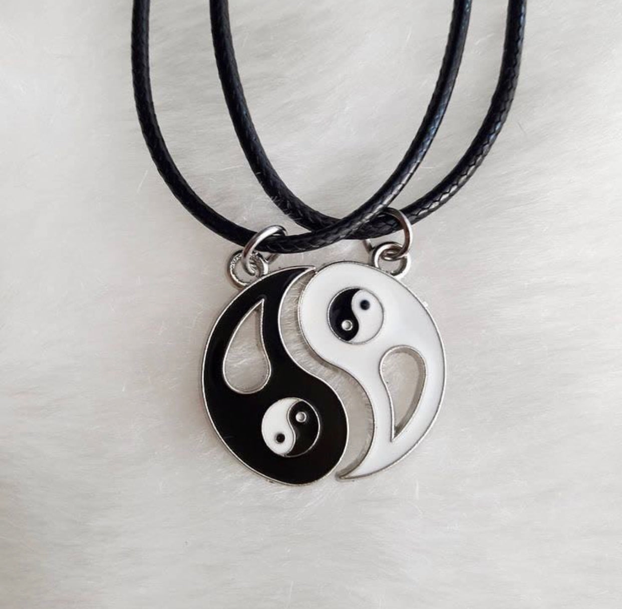 COLLARES YIN YANG DISEÑO ABIERTO CORDÓN LEATHER