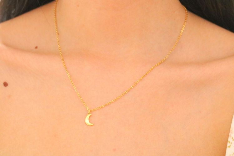 COLLAR MINIMALISTA DISEÑO LUNAR