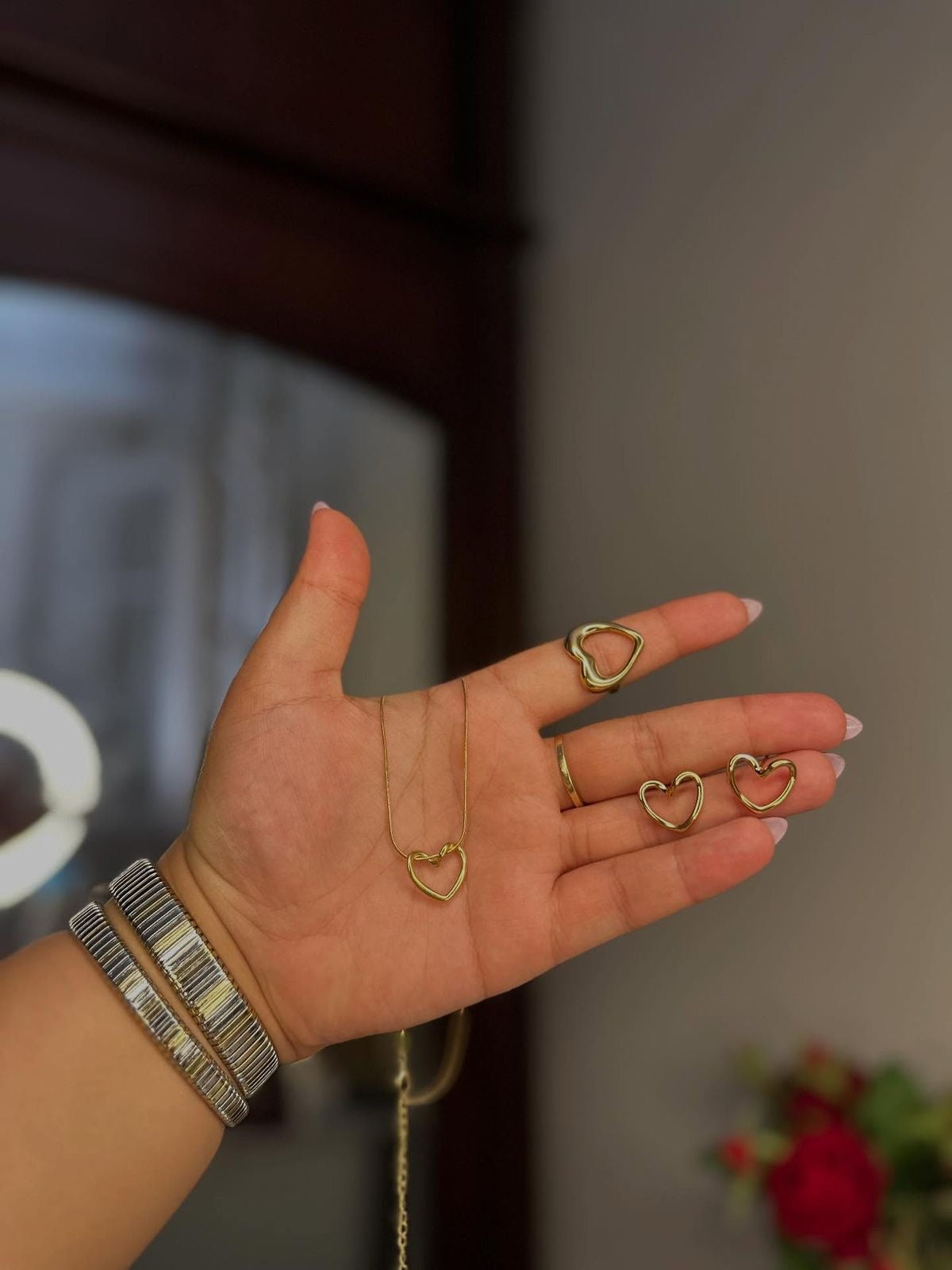 COLLAR Y ARETES CORAZÓN HOLLOW ELEGANTE