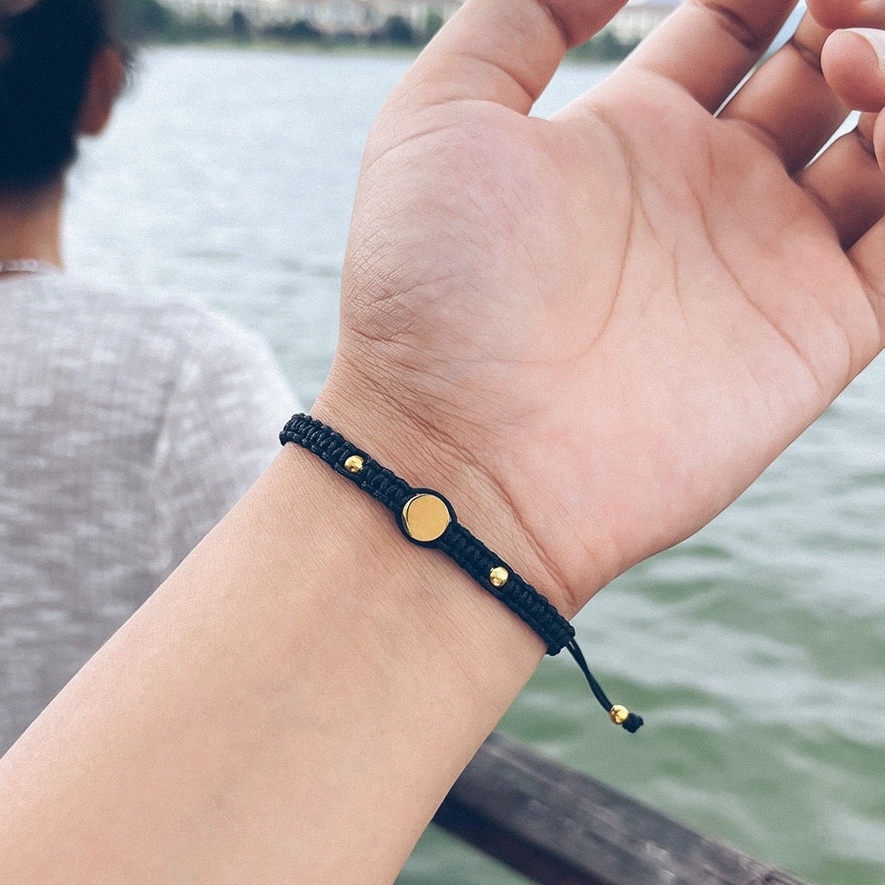 BRAZALETES LETRAS E INICIALES A JUEGO PLACA  PERSONALIZADA MINIMALISTAS PAREJA