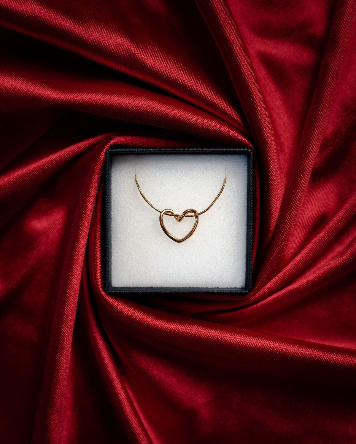 COLLAR Y ARETES CORAZÓN HOLLOW ELEGANTE