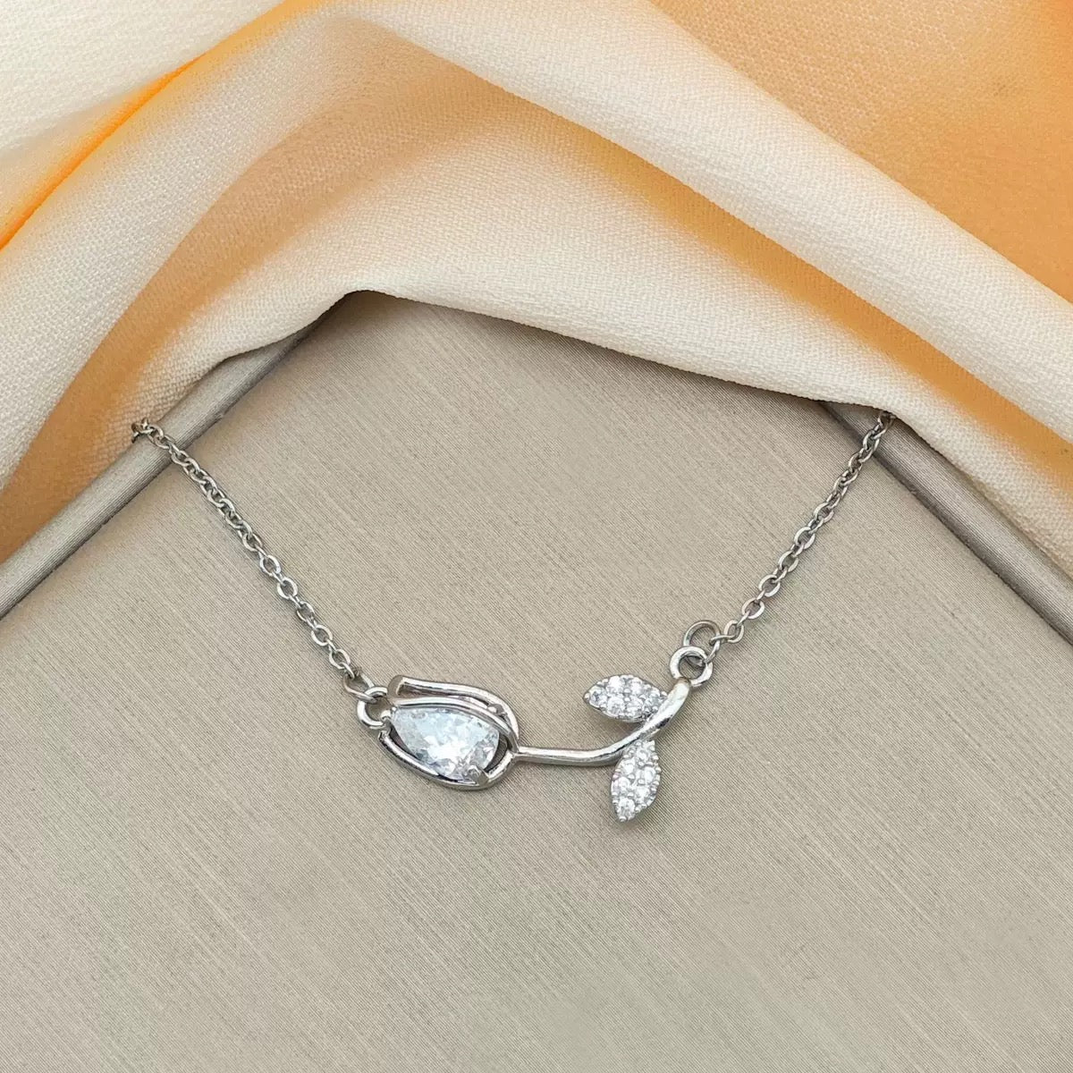 COLLAR TULIPÁN ELEGANTE CRISTAL DE CIRCONIA