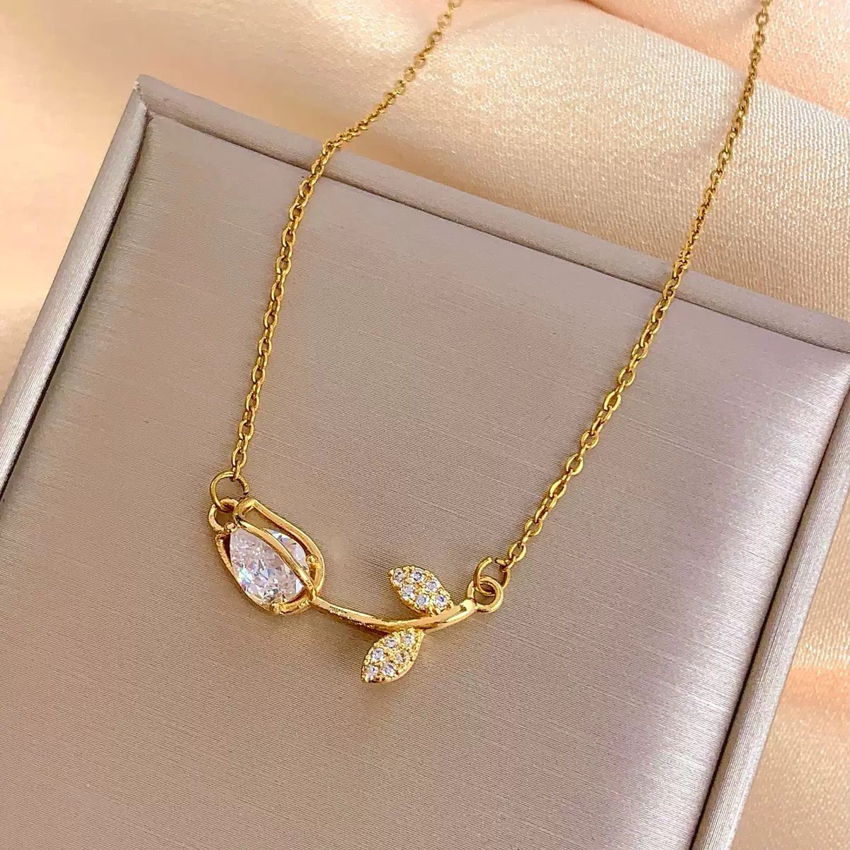 COLLAR TULIPÁN ELEGANTE CRISTAL DE CIRCONIA