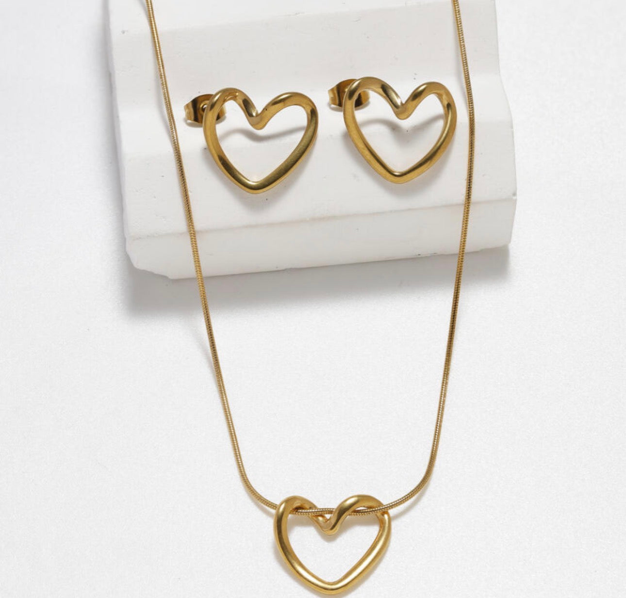 COLLAR Y ARETES CORAZÓN HOLLOW ELEGANTE