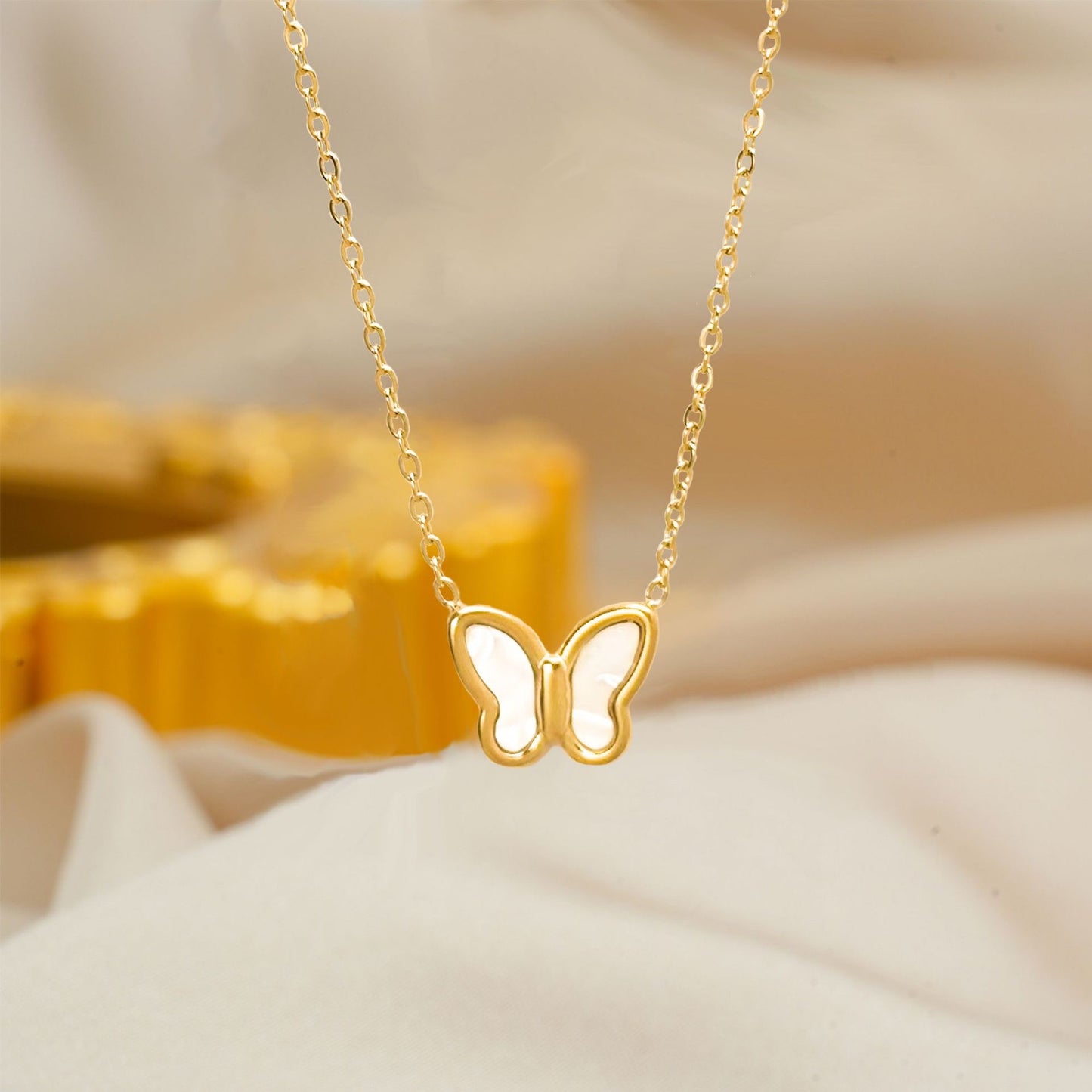 COLLAR MARIPOSA ELEGANTE MINIMALISTA