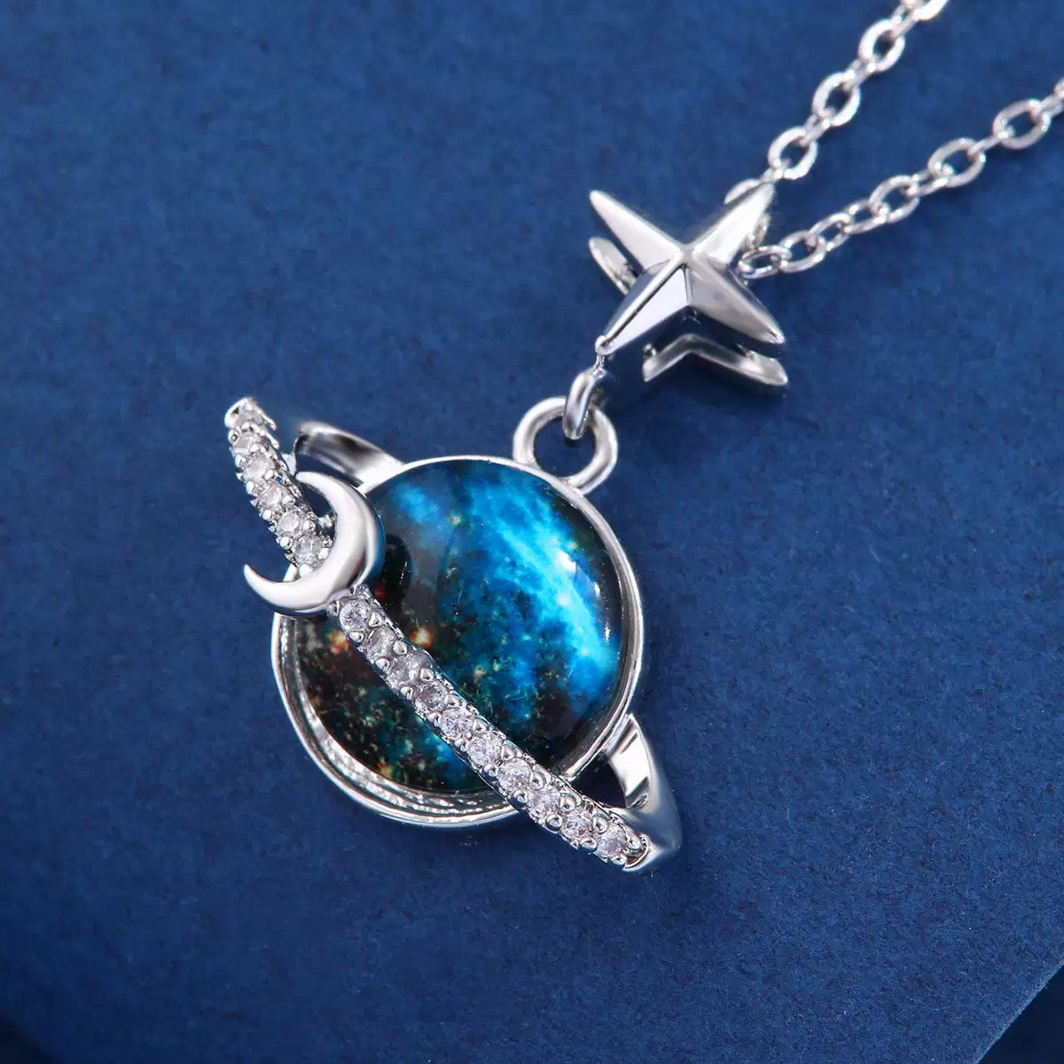 COLLAR LUNA EN SATURNO CIELO ESTRELLADO ELEGANTE CRISTALES DE CIRCONIA MINIMALISTA