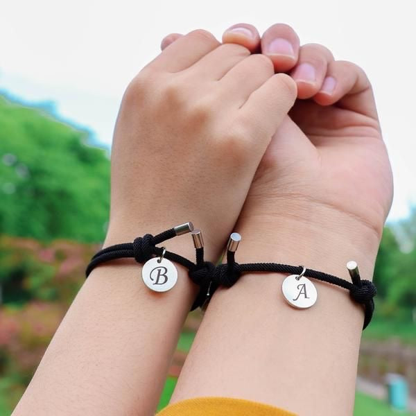 BRAZALETES MAGNÉTICOS DE PAREJA LEATHER DIJES CIRCULARES PERSONALIZADOS