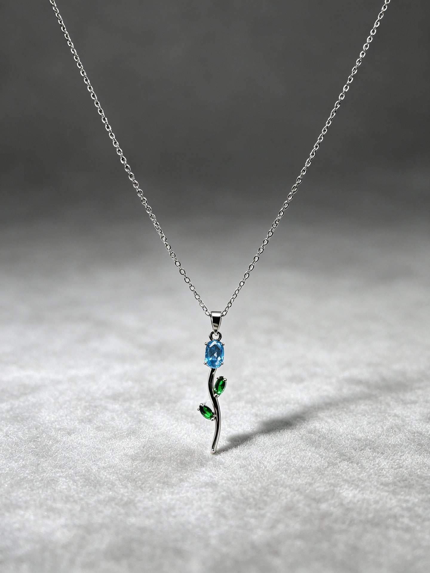 COLLAR TULIPÁN TALLO CORTO FINO  MINIMALISTA  CRISTAL DE CIRCONIA