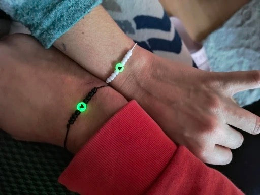 PULSERAS  HILO TEJIDO CORAZONES BRILLAN EN LA OSCURIDAD