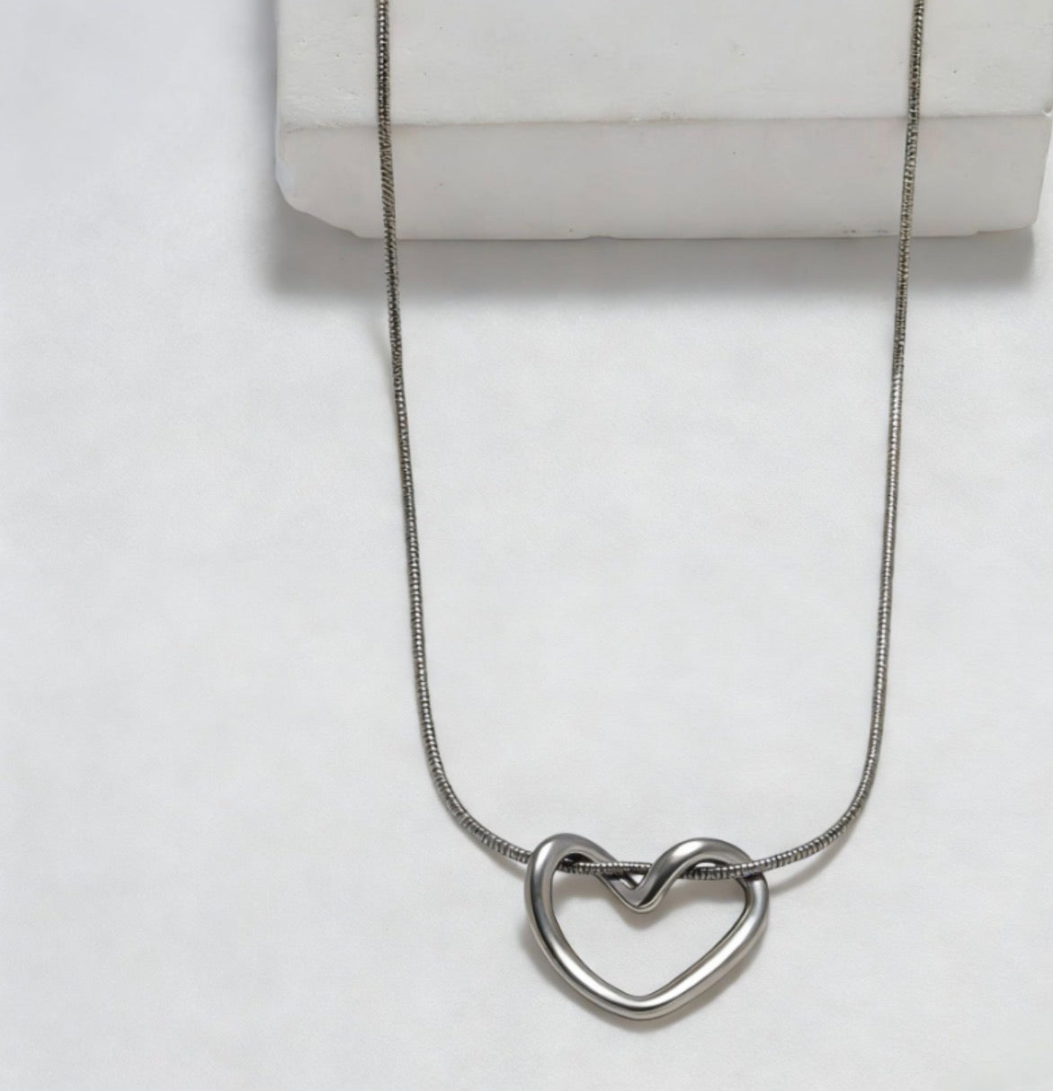 COLLAR Y ARETES CORAZÓN HOLLOW ELEGANTE