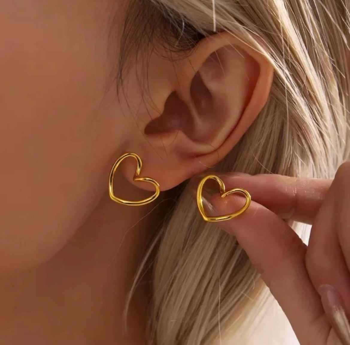 COLLAR Y ARETES CORAZÓN HOLLOW ELEGANTE