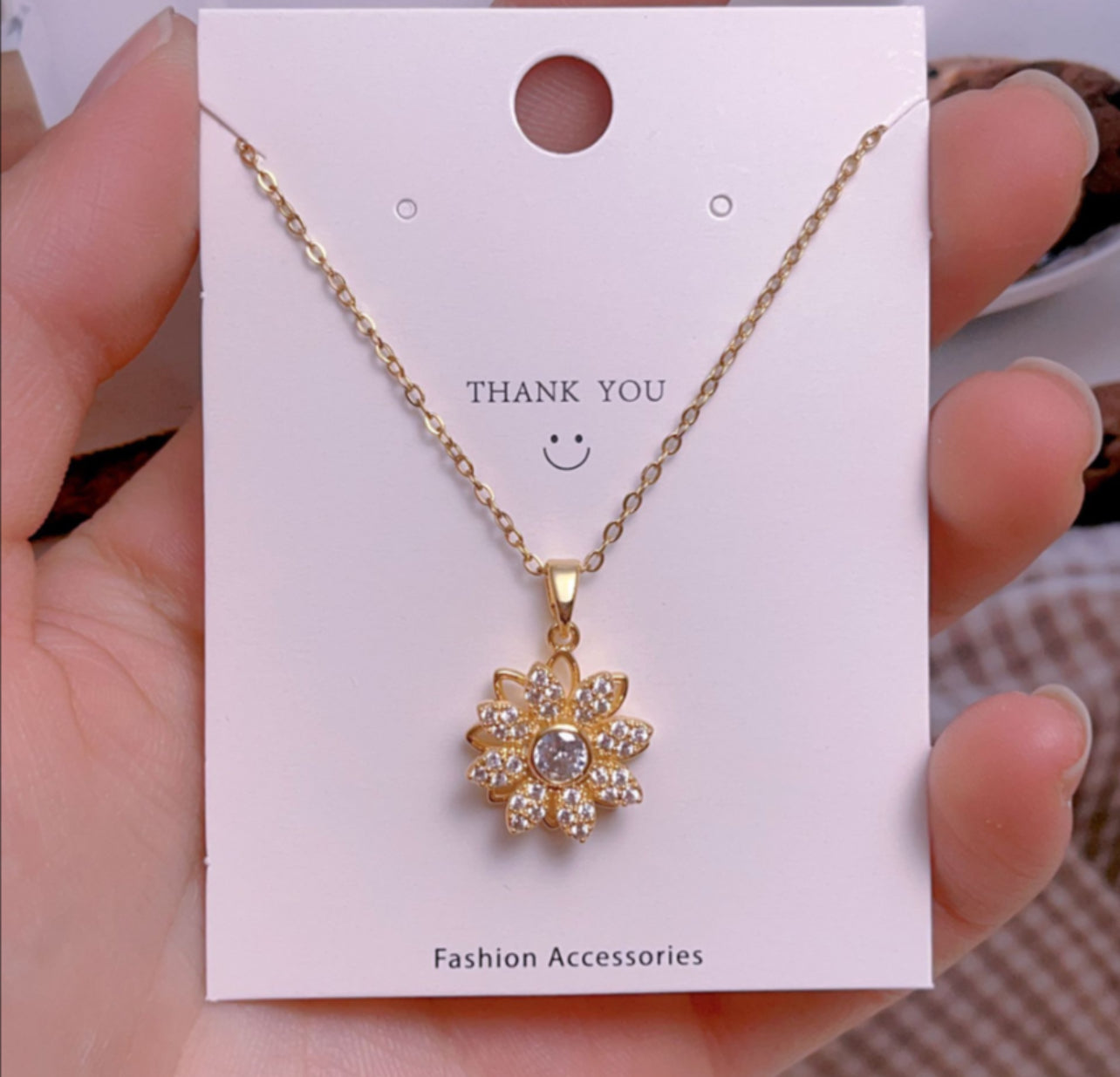 COLLAR ELEGANTE  GIRASOL EN CRISTALES INCRUSTADOS MINIMALISTA