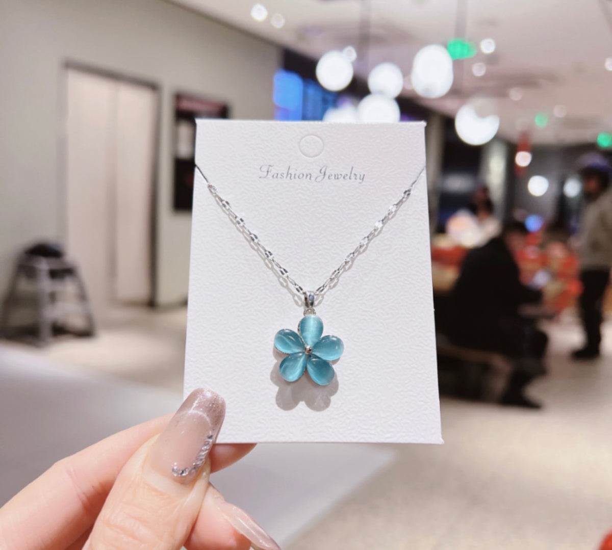 COLLAR FLOR AZUL CELESTE  CRISTALES INCRUSTADOS GIRATORIA ANTIESTRES