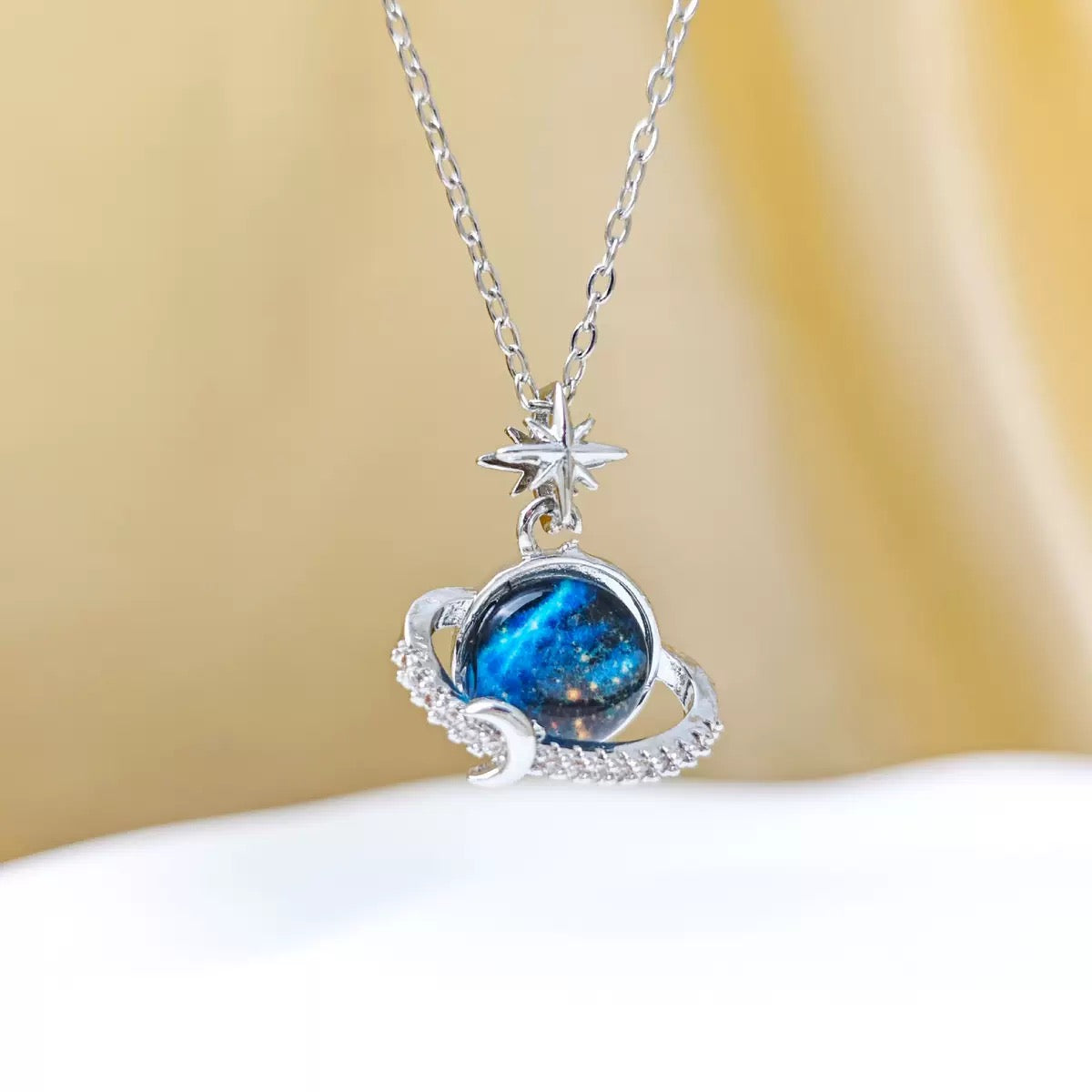 COLLAR LUNA EN SATURNO CIELO ESTRELLADO ELEGANTE CRISTALES DE CIRCONIA MINIMALISTA