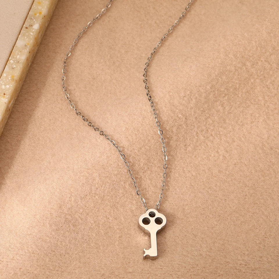 COLLAR  LLAVE SÓLIDA  MINIMALISTA