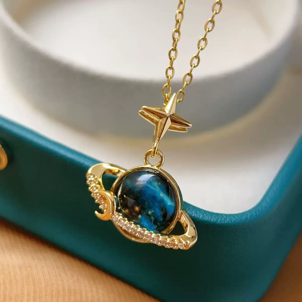 COLLAR LUNA EN SATURNO CIELO ESTRELLADO ELEGANTE CRISTALES DE CIRCONIA MINIMALISTA