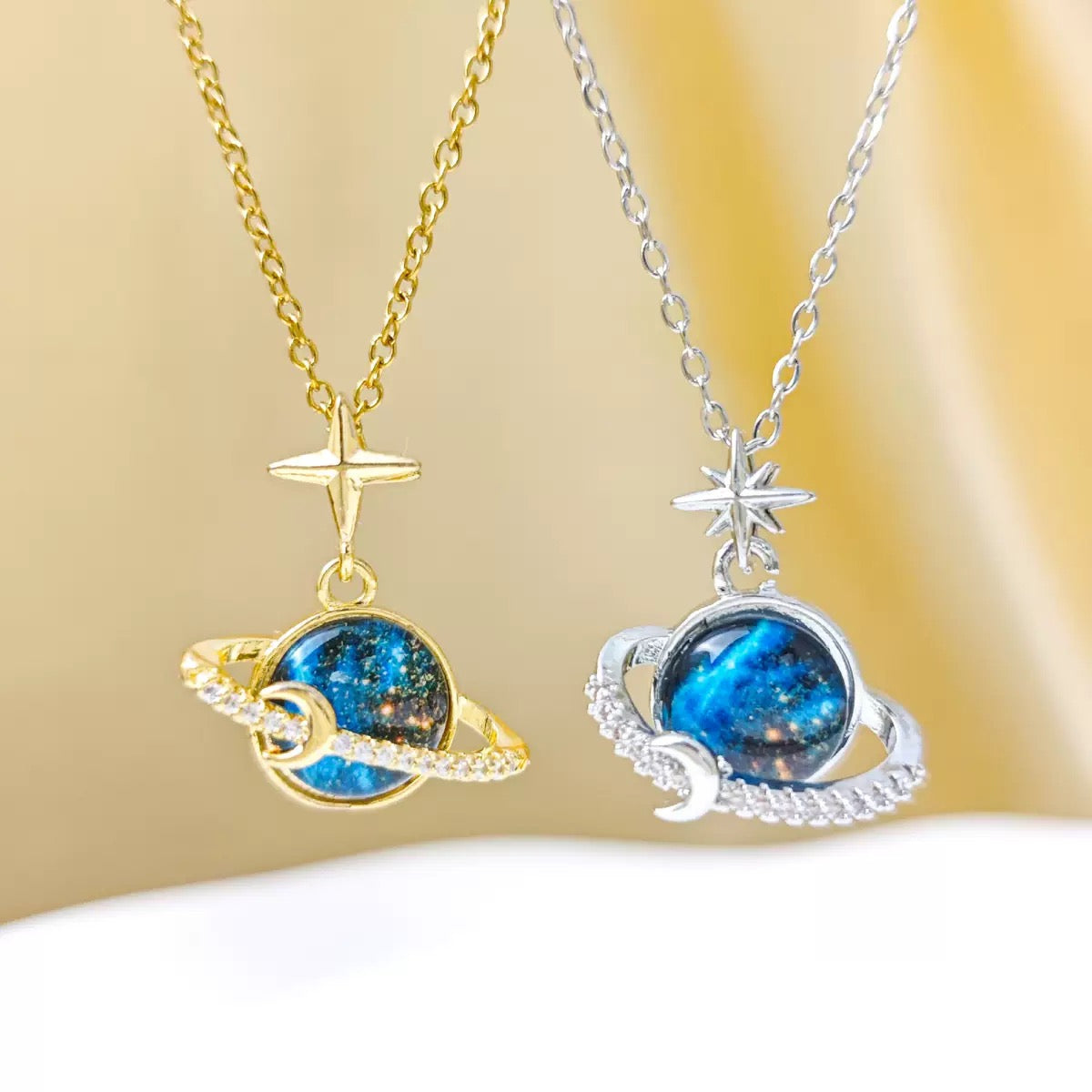COLLAR LUNA EN SATURNO CIELO ESTRELLADO ELEGANTE CRISTALES DE CIRCONIA MINIMALISTA