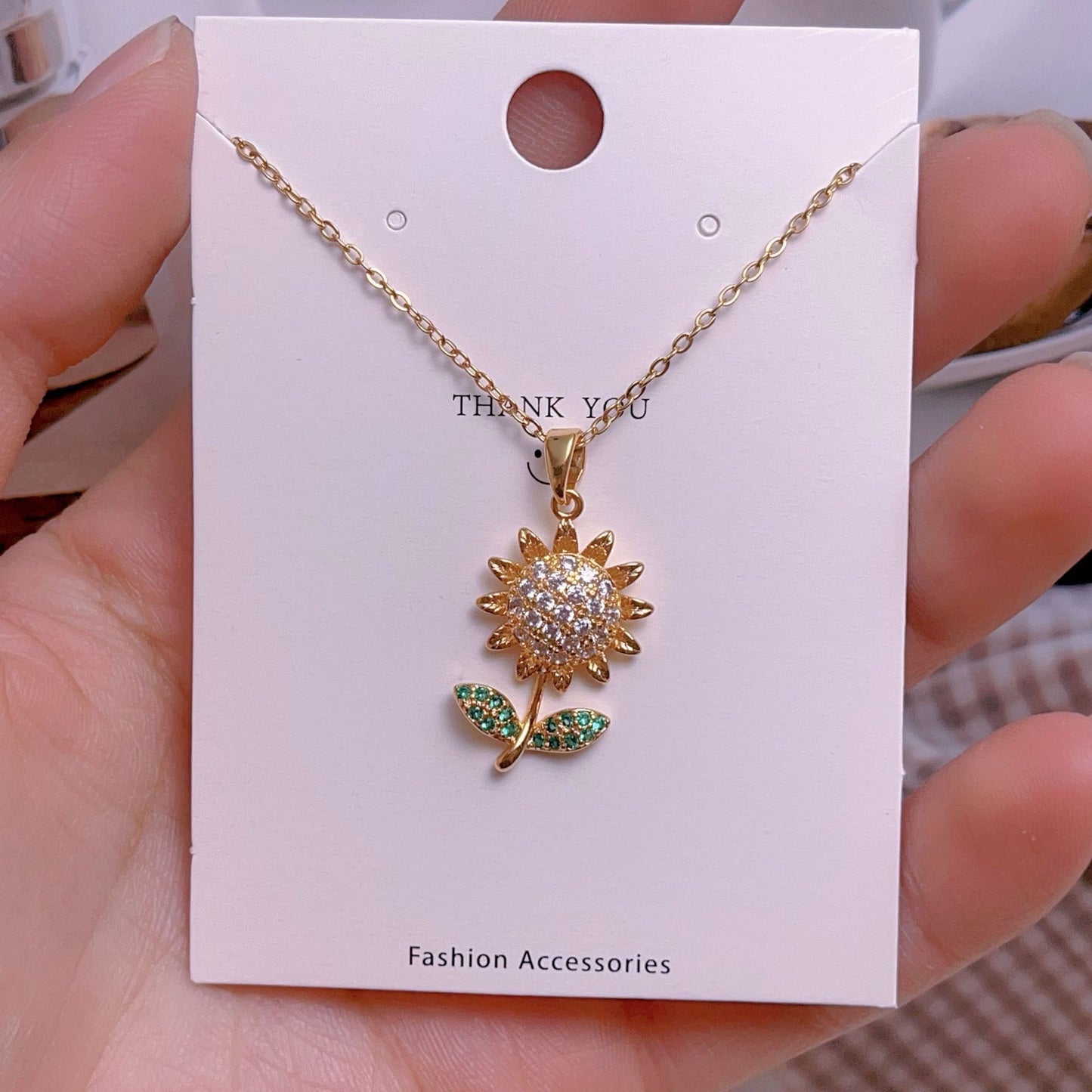 COLLAR FLOR GIRASOL CRISTALES INCRUSTADOS  GIRATORIO MINIMALISTA